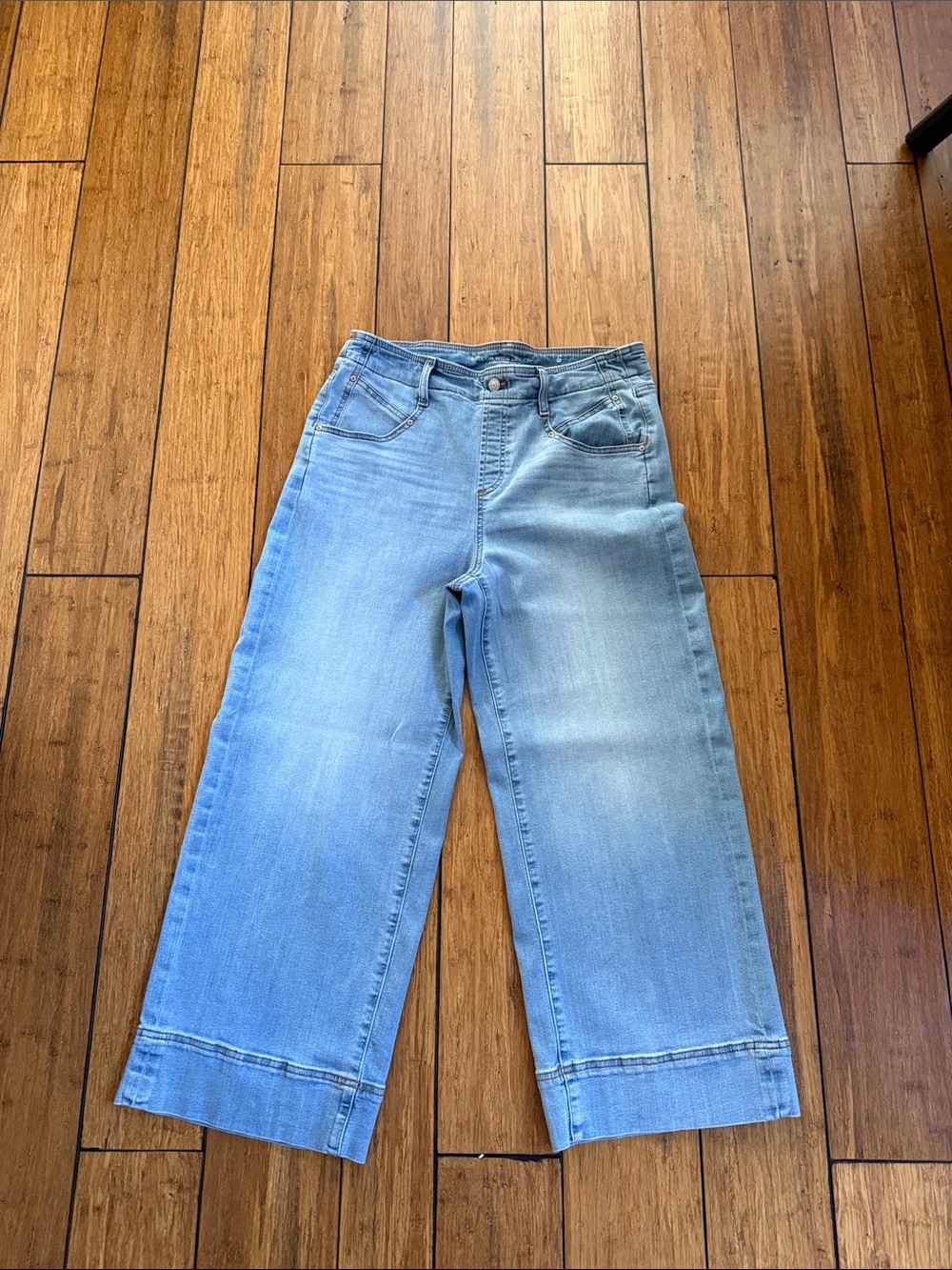 Chicos Light Wash pull on Wide Leg Cropped Jeans